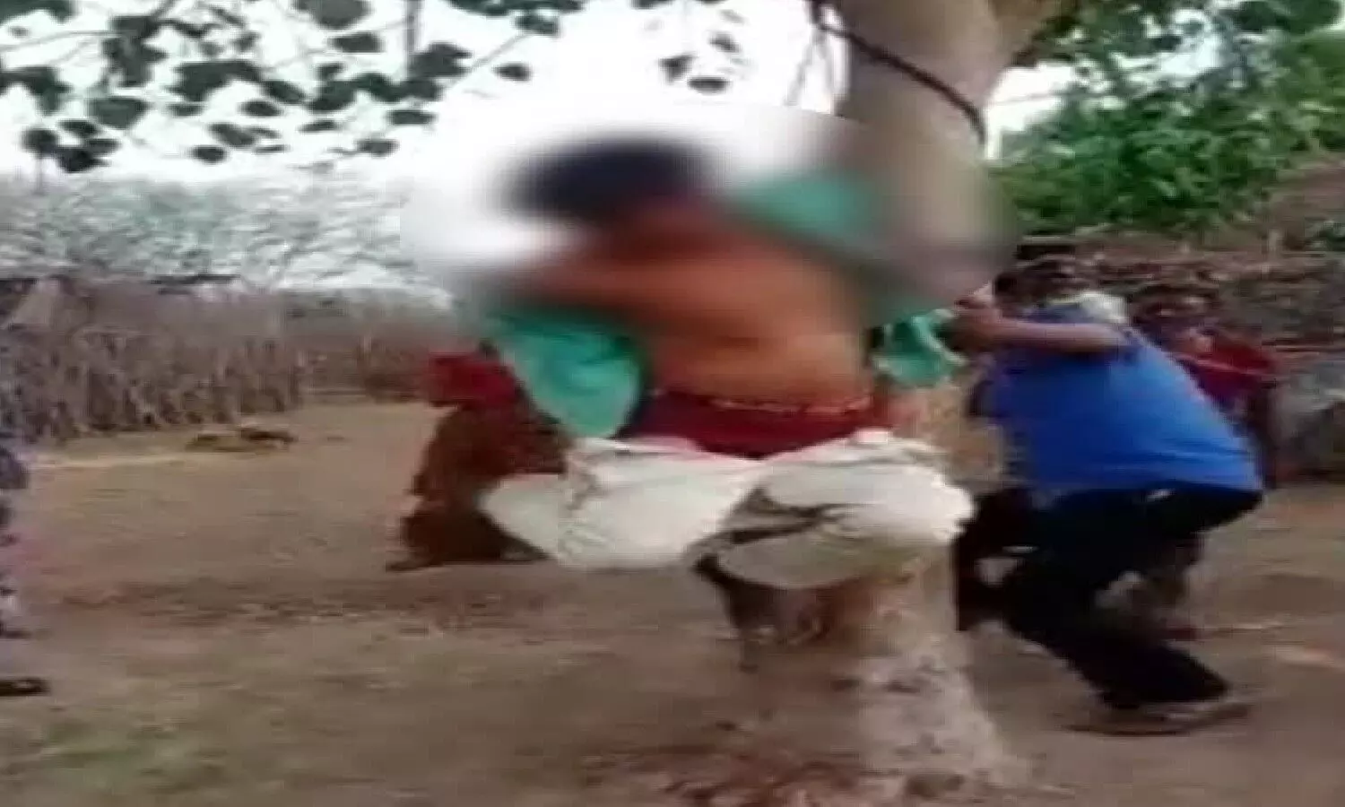 बकरी चोरी का आरोप लगाकर दलित युवक को पेड़ से बांधकर पीटा, वीडियो वायरल होने के बाद हरकत में आई पुलिस