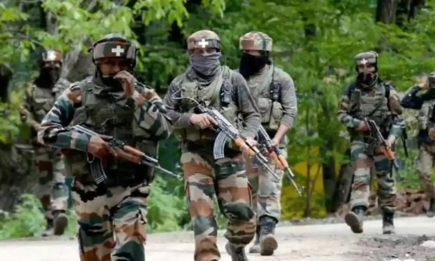 Jammu Kashmir News In Hindi terrorists kill policeman in batmaloo area at srinagar security forces search operation the area