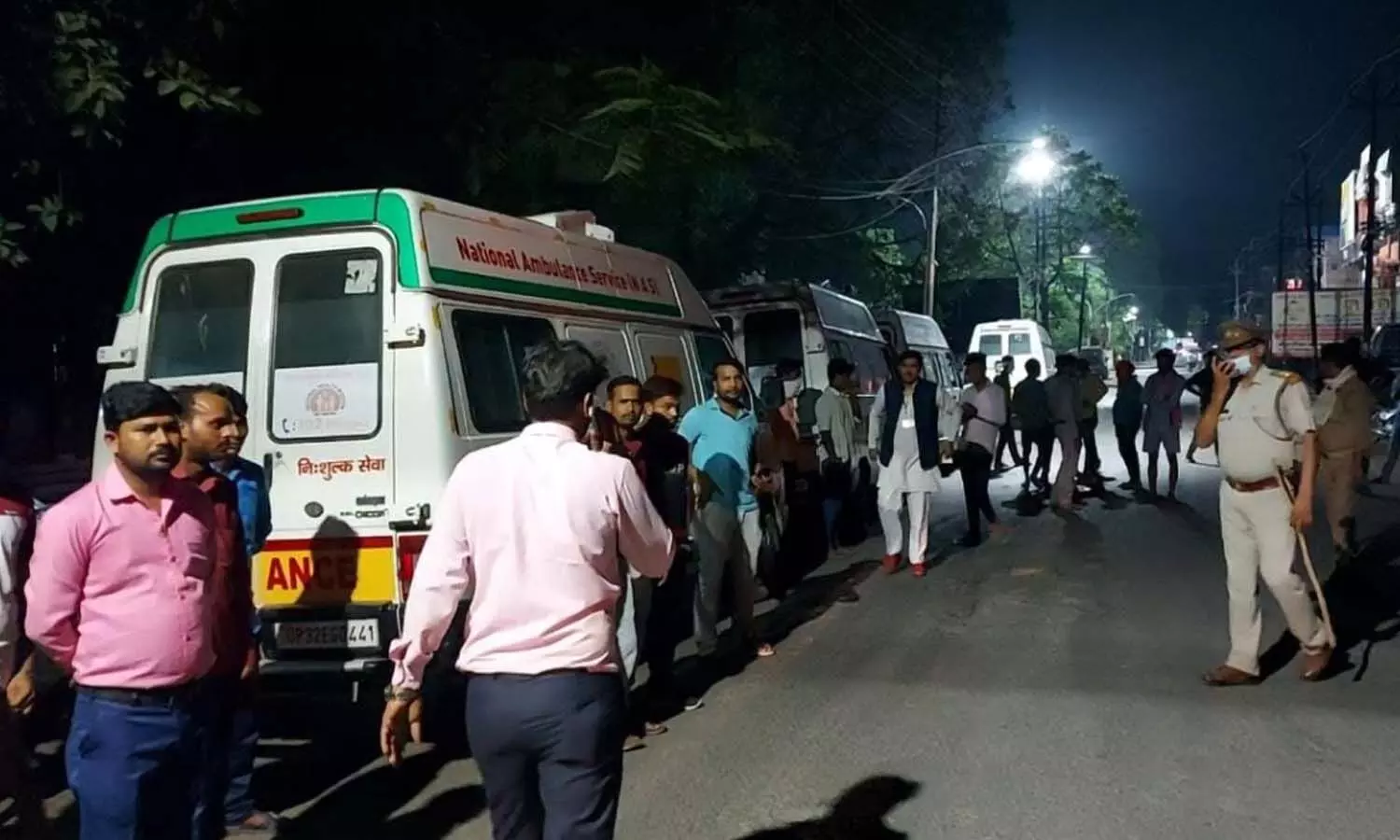 Government ambulance drivers blockade in Hardoi