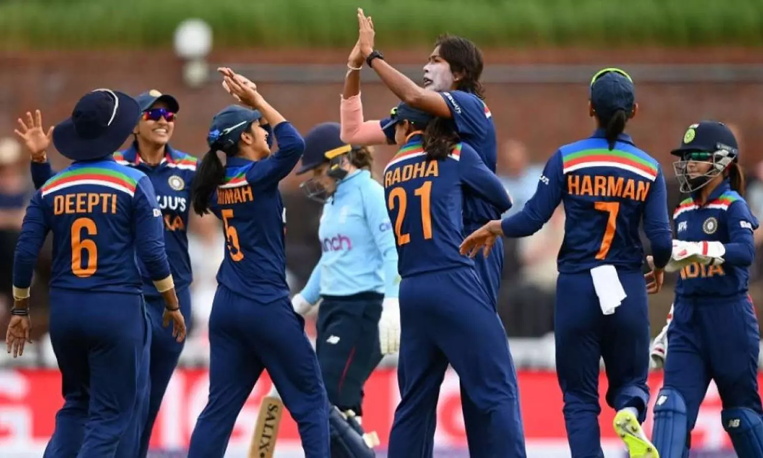 इंग्लैंड की खिलाड़ी को आउट करने के बाद खुशी मनाती भारतीय महिला टीम (फाइल फोटो)