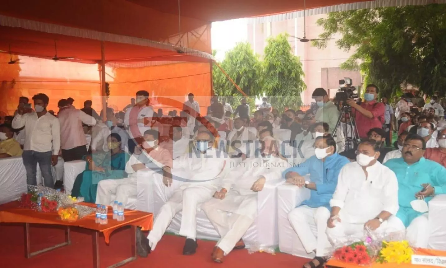 समारोह में मंत्री बृजेश पाठक, महेंद्र सिंह व स्वाति सिंह मौजूद रही