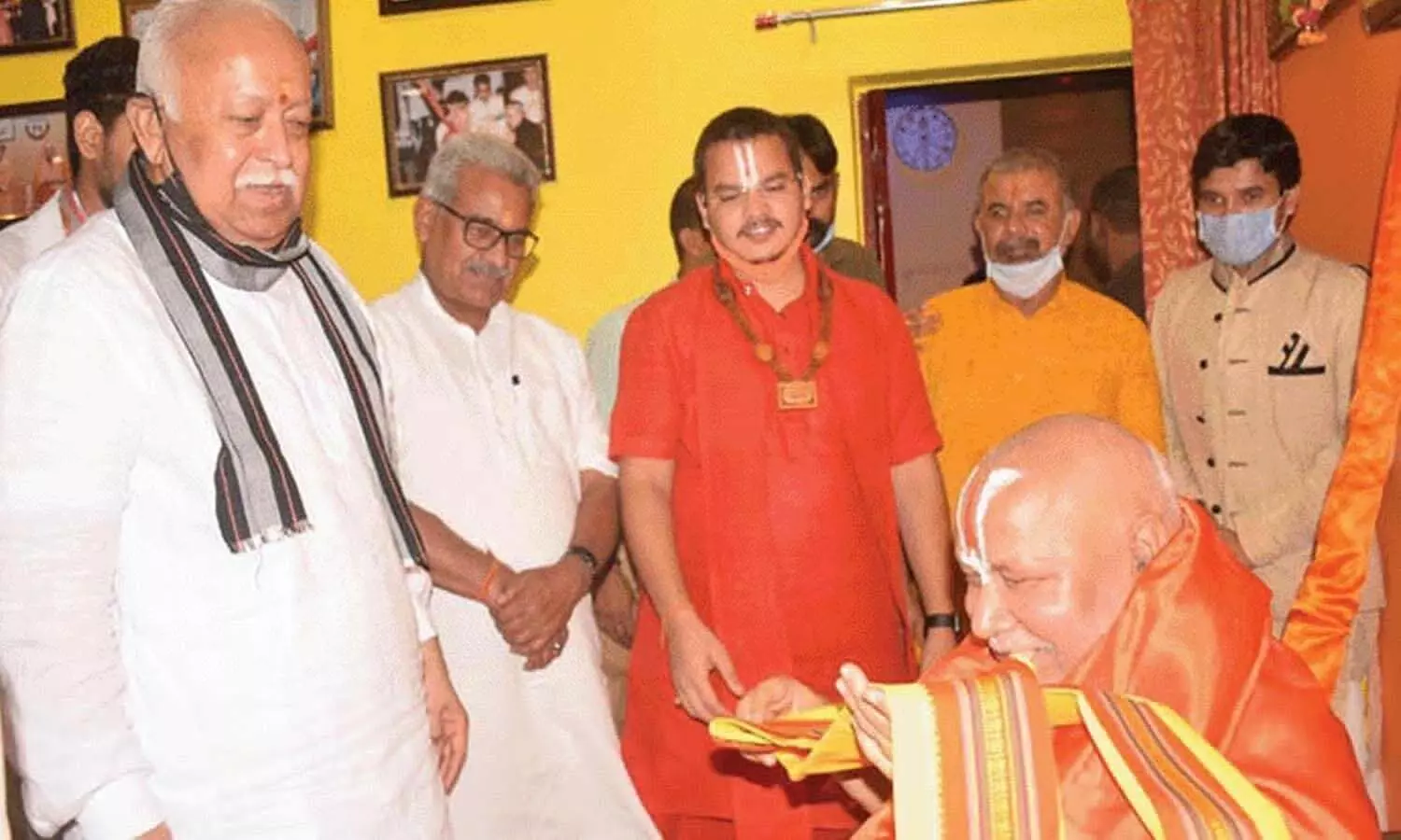 Jagadguru discussed the development of Chitrakoot with the Sangh chief