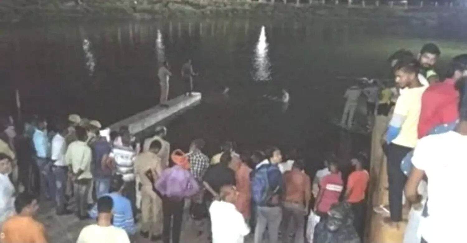 With the help of divers, the police got the body of the young man removed