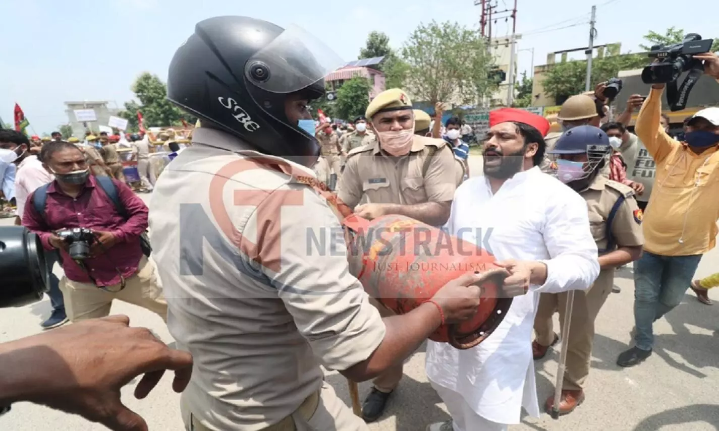 पुलिस रोक रही समाजवादी पार्टी के कार्यकर्ताओं को (Photo Ashutosh Tripathi)