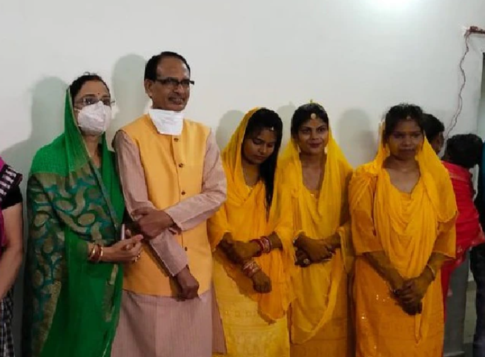 Madhya Pradesh News: शिवराज सिंह की दत्तक पुत्रियों का विवाह, CM बोले- एक पिता के रूप में आज मेरे लिए सौभाग्य का दिन