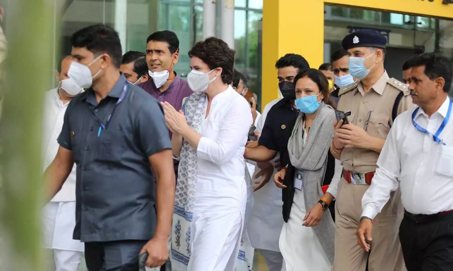 Priyanka Gandhi UP Tour Congress General Secretary arrive 3-day Lucknow  welcomed Amausi Airport Hazratganj | Live: Priyanka Gandhi in UP: लखनऊ  पहुंचीं प्रियंका गांधी, कांग्रेस कार्यकर्ताओं में भारी ...