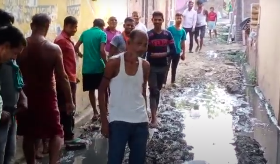 गंदी नाली को साफ करते स्थानीय लोग-फोटो सोशल मीडिया 