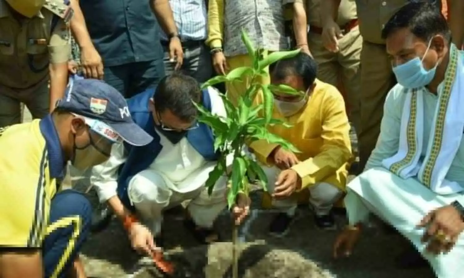 मुख्यमंत्री पुष्कर सिंह धामी  वृक्षारोपण करते हुए