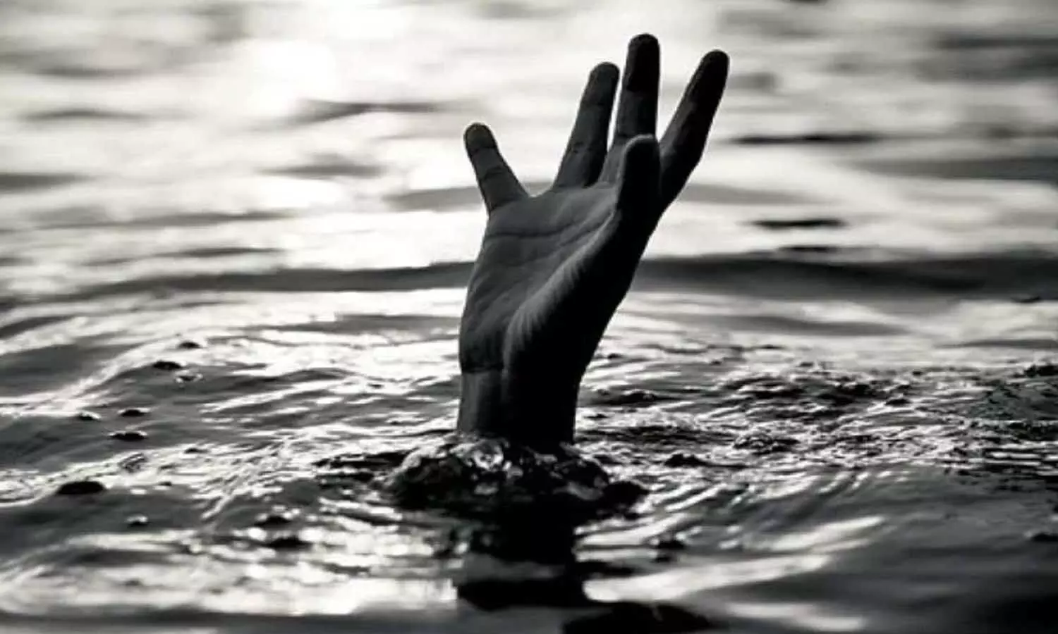 Gujarat News: चार बेटियों संग नहर में कूदी मां, 3 की मौत, 2 सुरक्षित