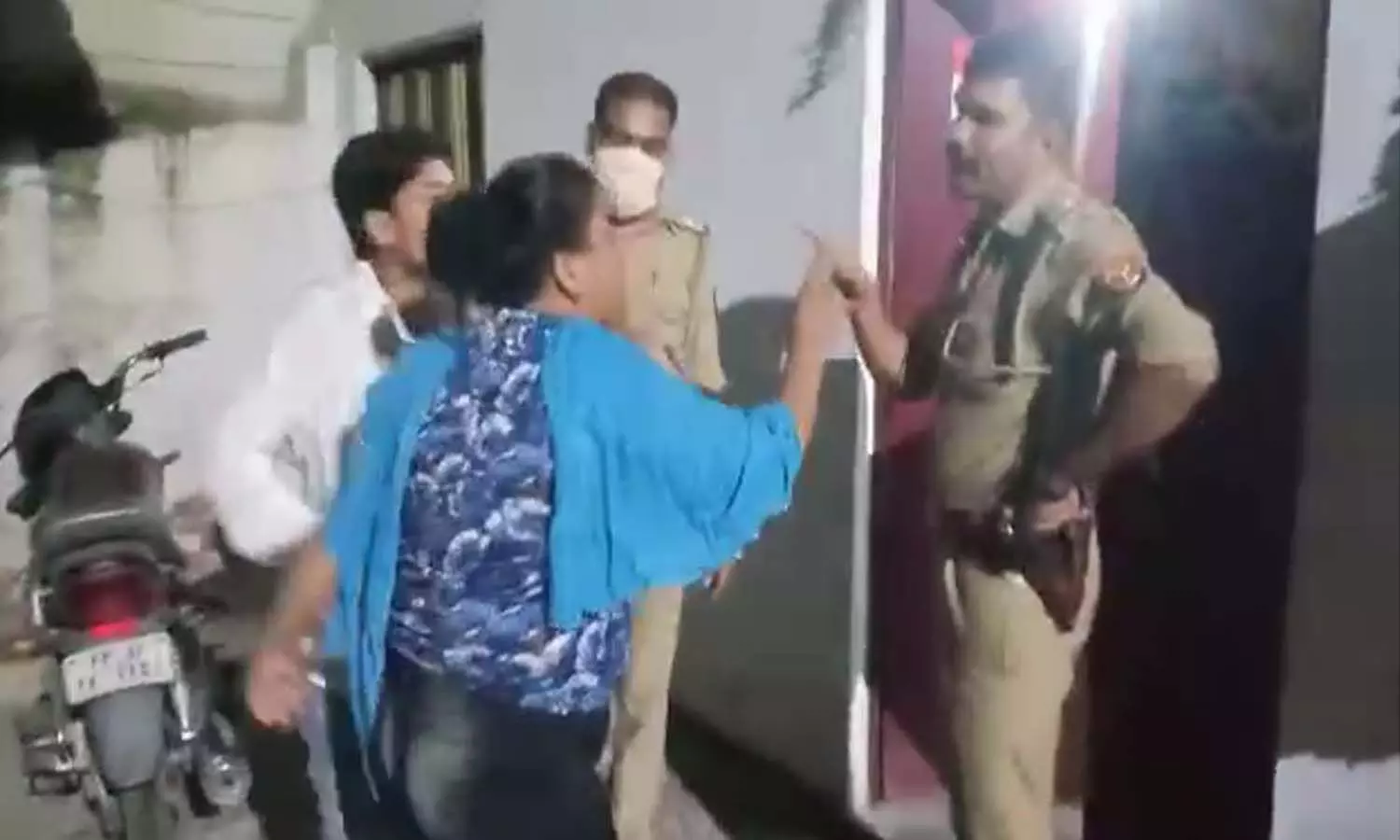 High voltage drama of woman in front of police, trying to snatch the pistol of the inspector