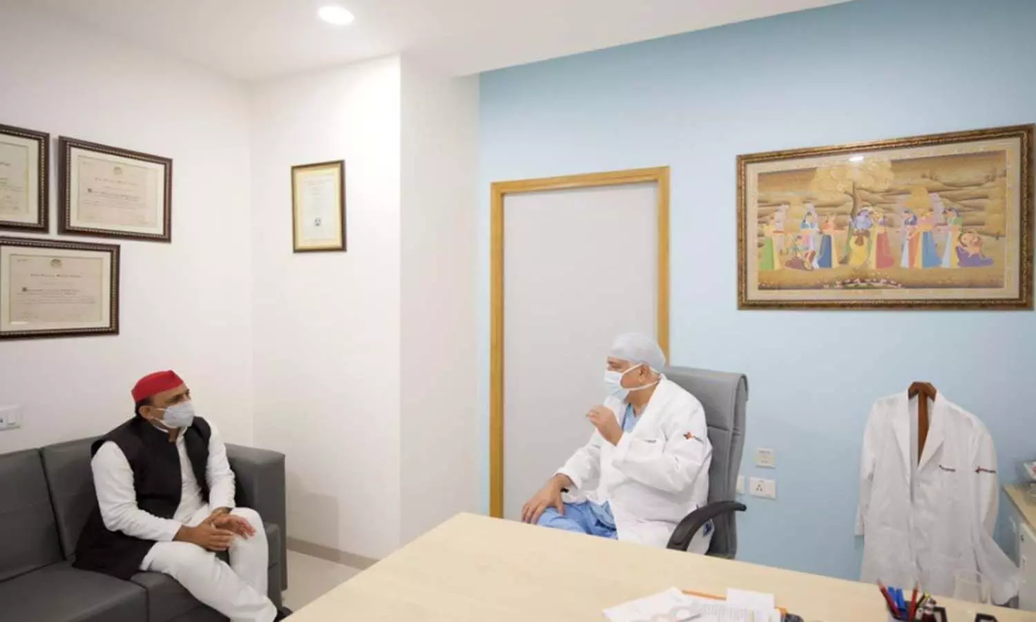 Akhilesh Yadav Met Azam Khan in Medanta Hospital