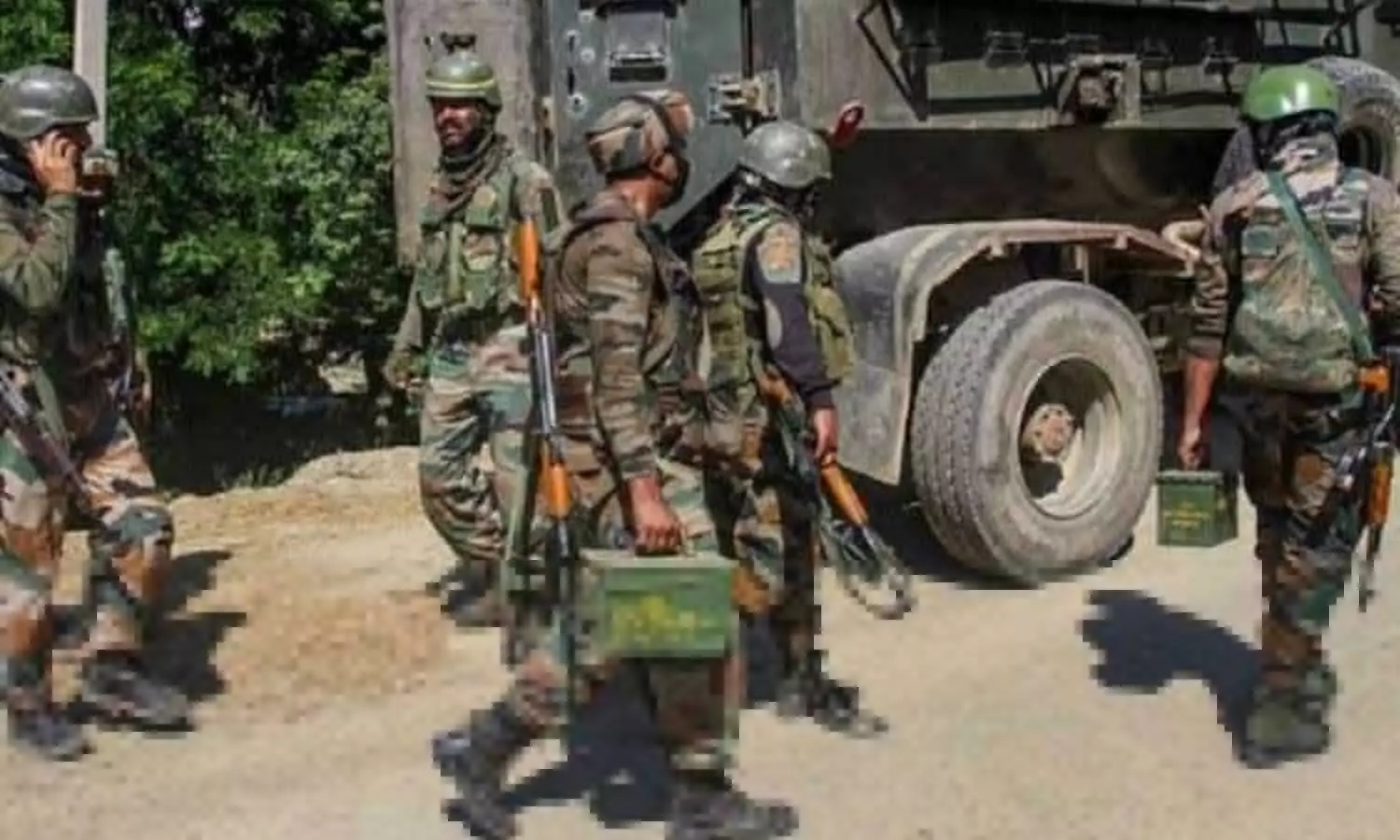 Jammu News Today: कुलगाम में सुरक्षाबलों और आतंकियों के बीच चल रही गोलाबारी, मार गया गोदाम में छिपा आतंकी