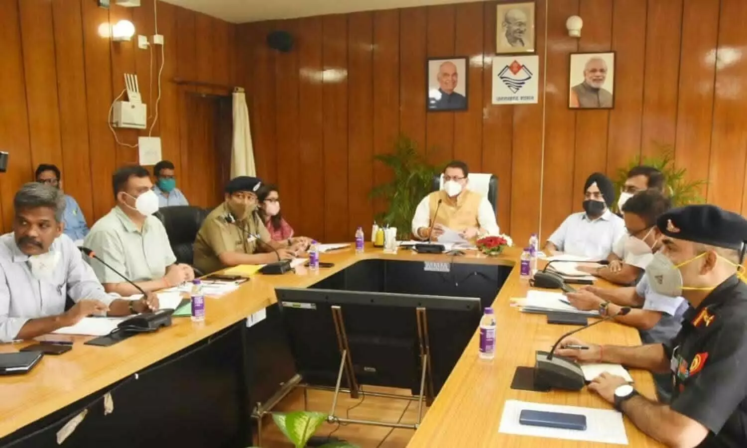 मुख्यमंत्री पुष्कर सिंह धामी बैठक करते हुए