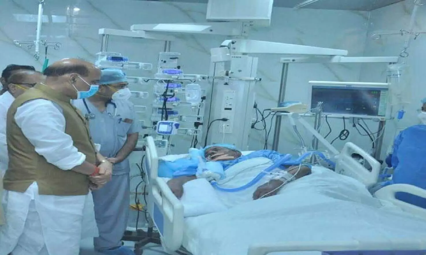रक्षा मंत्री राजनाथ सिंह ने अस्पताल पहुंचकर जाना हाल