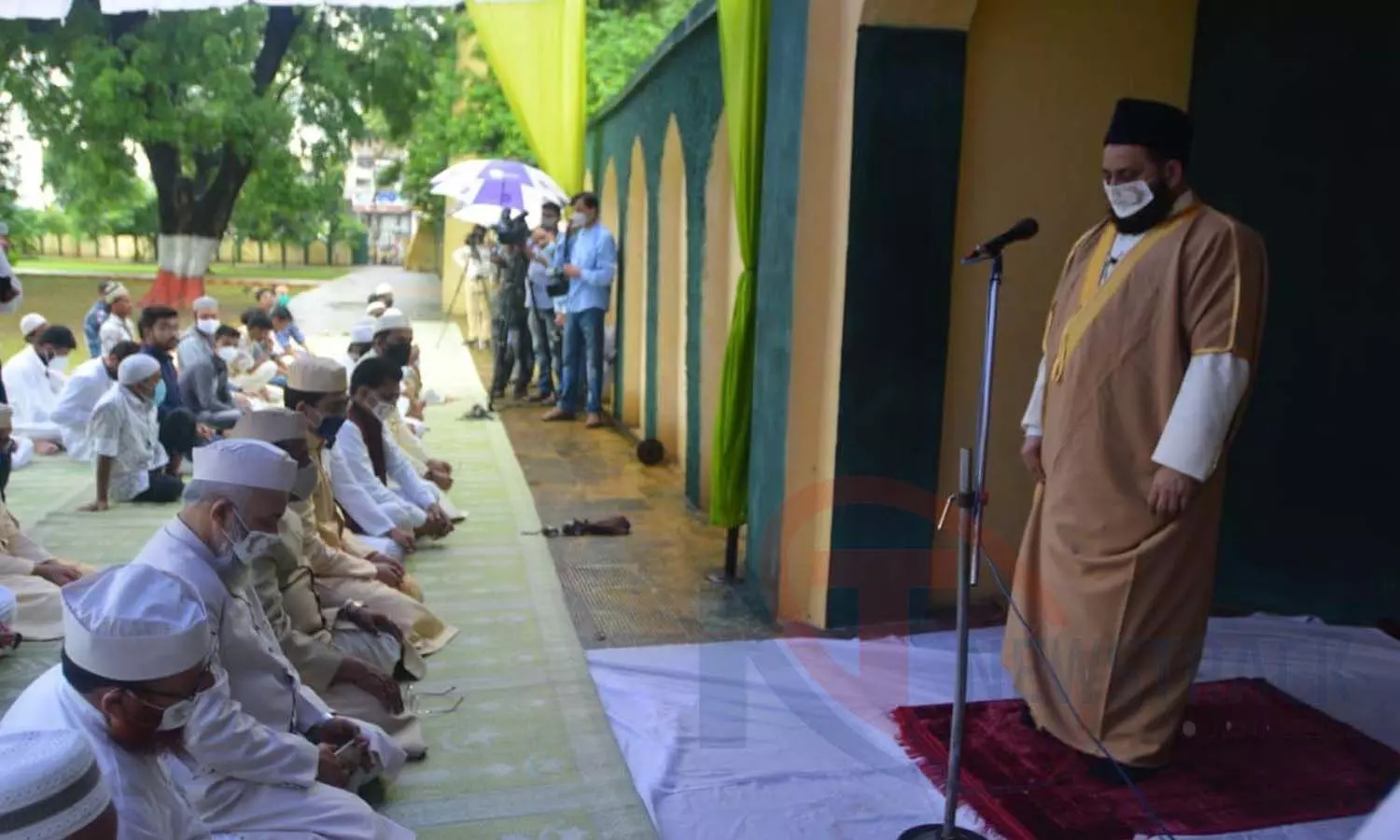 Aishbagh Idgah Imam Maulana Khalid Rashid Firangi Mahli offers Bakrid prayers