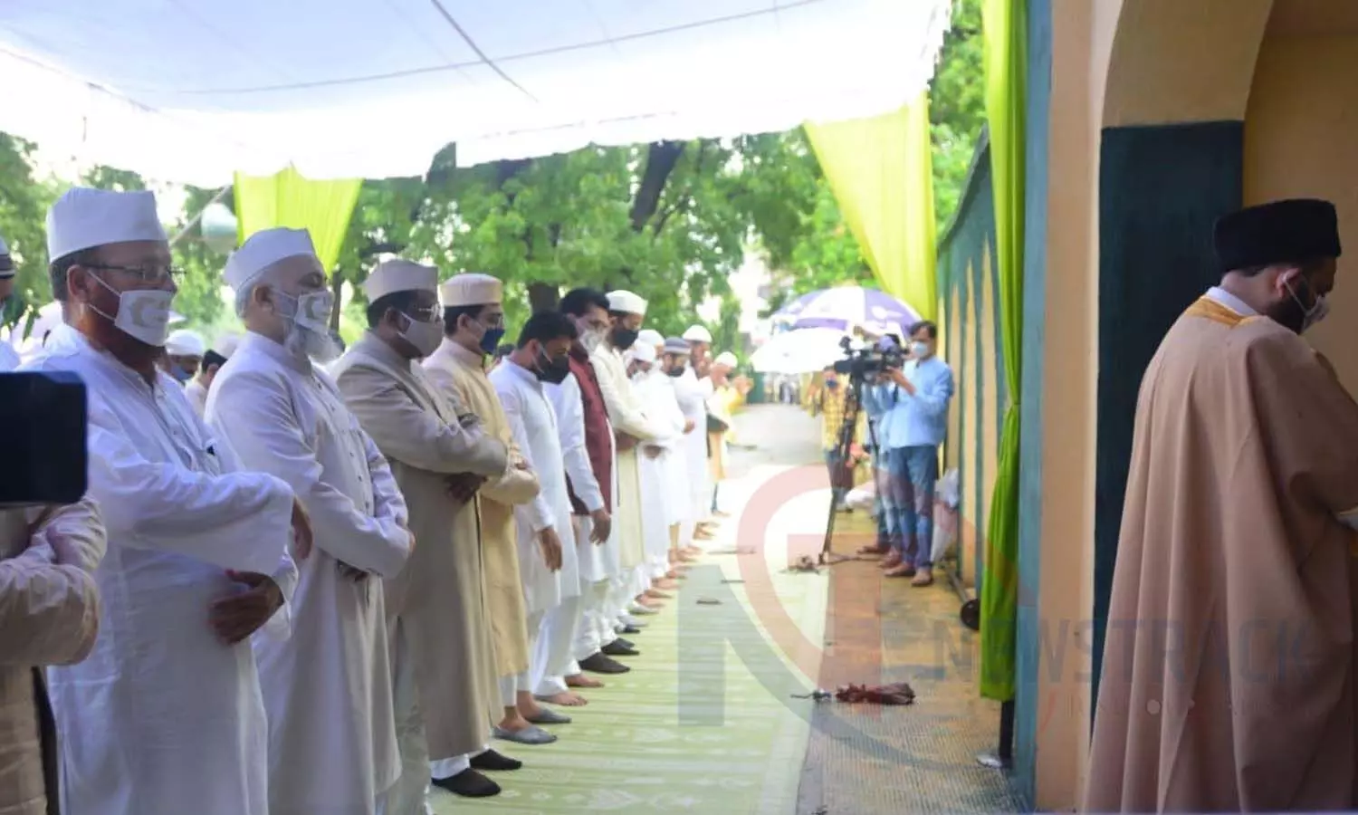On the occasion of Eid-al-Adha, Maulana Khalid Rashid Firangi Mahli, Imam of Aishbagh Idgah, offered Bakrid prayers with 50 people under the Corona protocol.