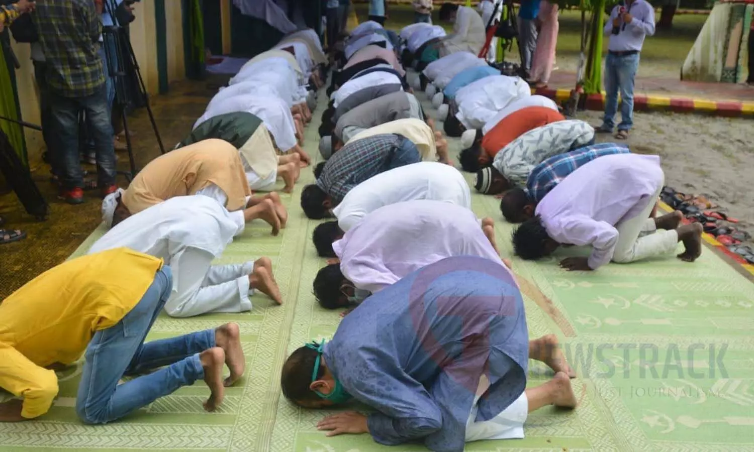 People offering Namaz at Aishbagh Idgah on the occasion of Eid al-Adha