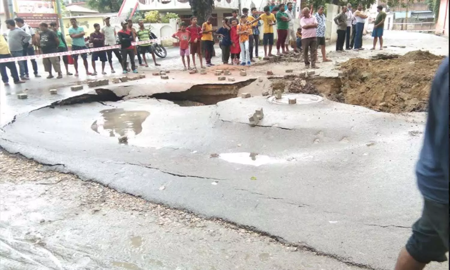 Due to rain, a new sewer line built at a cost of crores collapses, a big accident averted