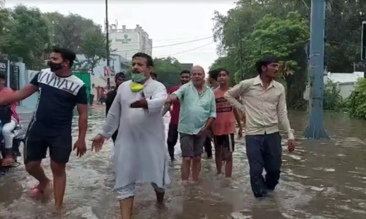 Due to heavy rains in Aligarh, roads have started appearing in the pond, so water has entered peoples houses as well.