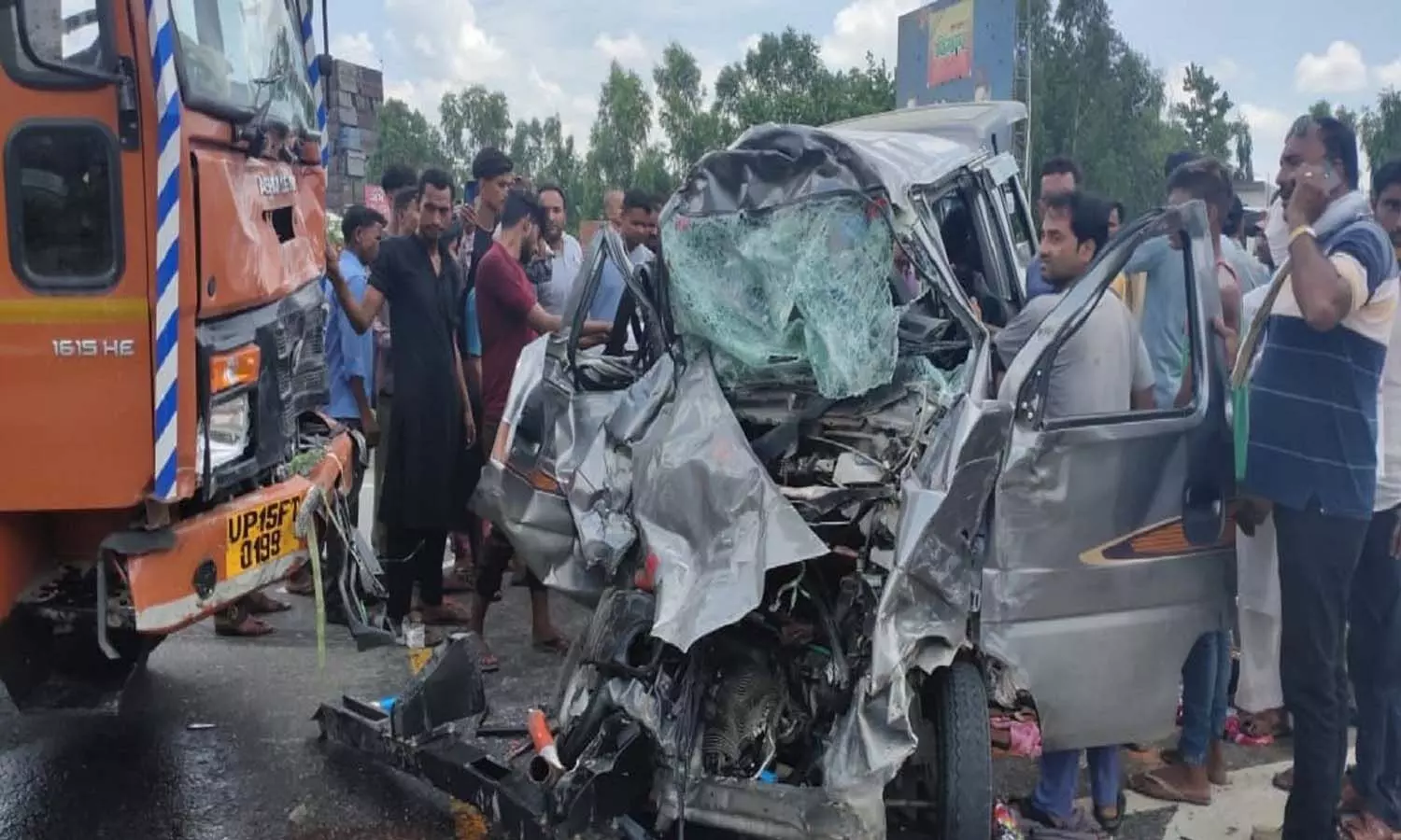 Rampur Car Accident News: डीसीएम और कार में भीषण टक्कर, 5 लोगों की मौत, मची चीख पुकार