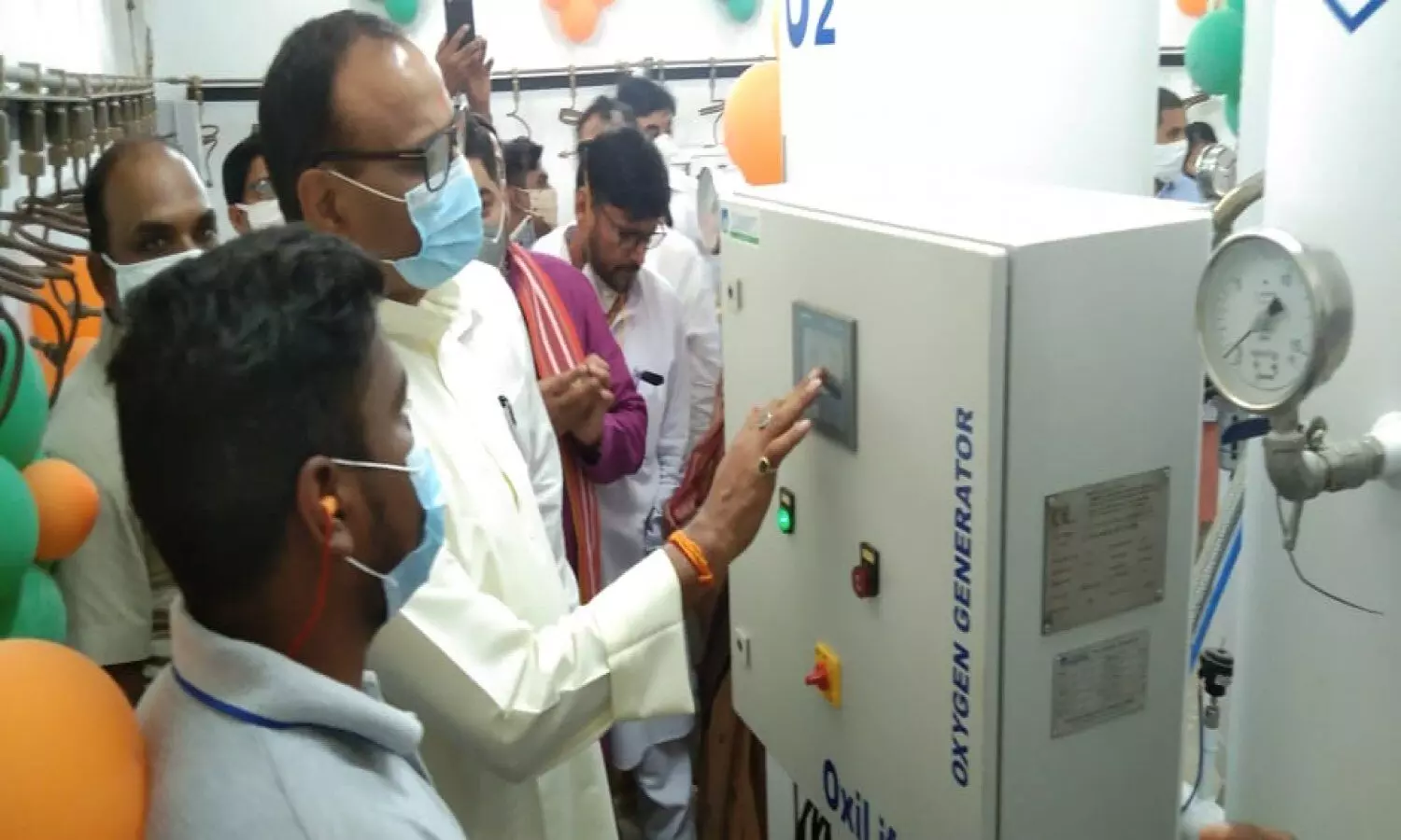 Incharge minister brajesh pathak inaugurate the oxygen plant