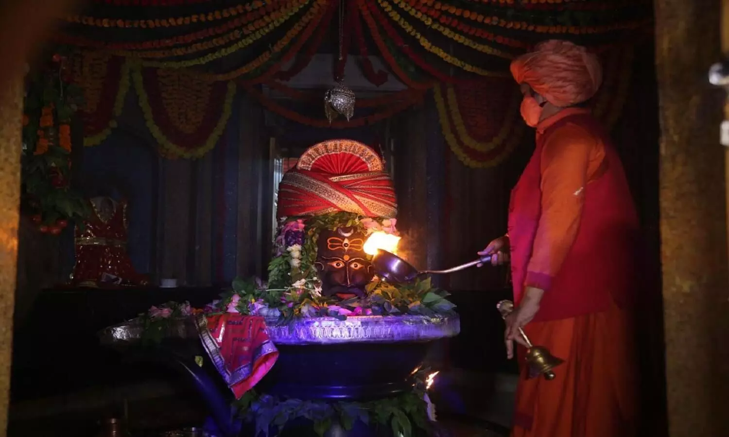 मनकामेश्वर मंदिर में महादेव की हो रही आरती