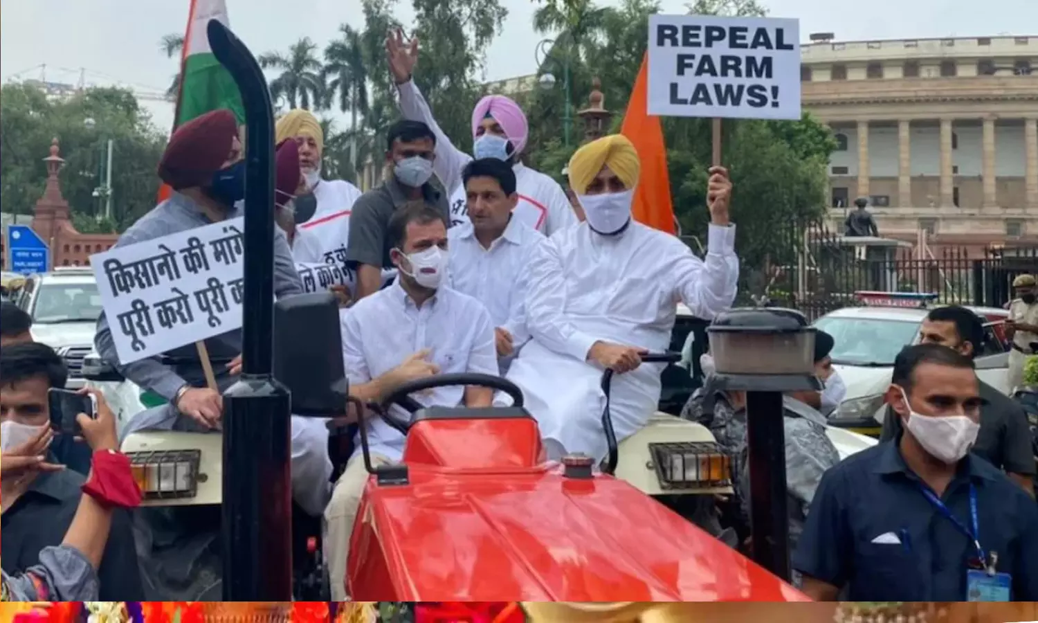 Rahul Gandhi  Drives Tractor : राहुल ट्रैक्टर से पहुंचे संसद, कृषि कानून का विरोध कर रहे सुरजेवाला-श्रीनिवास हिरासत में