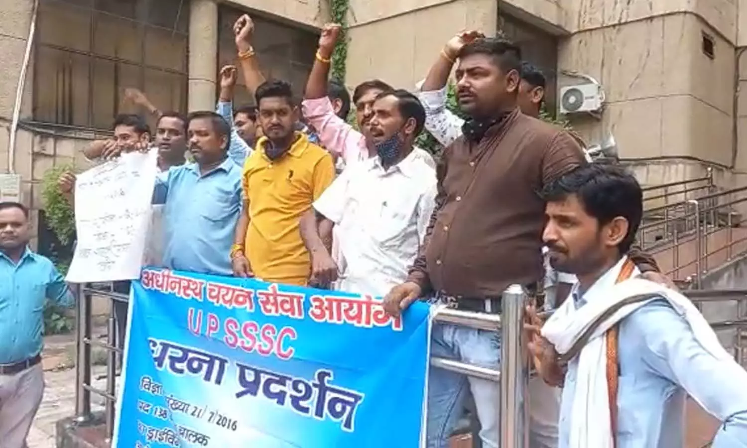 Government makes false promise to provide jobs, candidates protest in pickup building