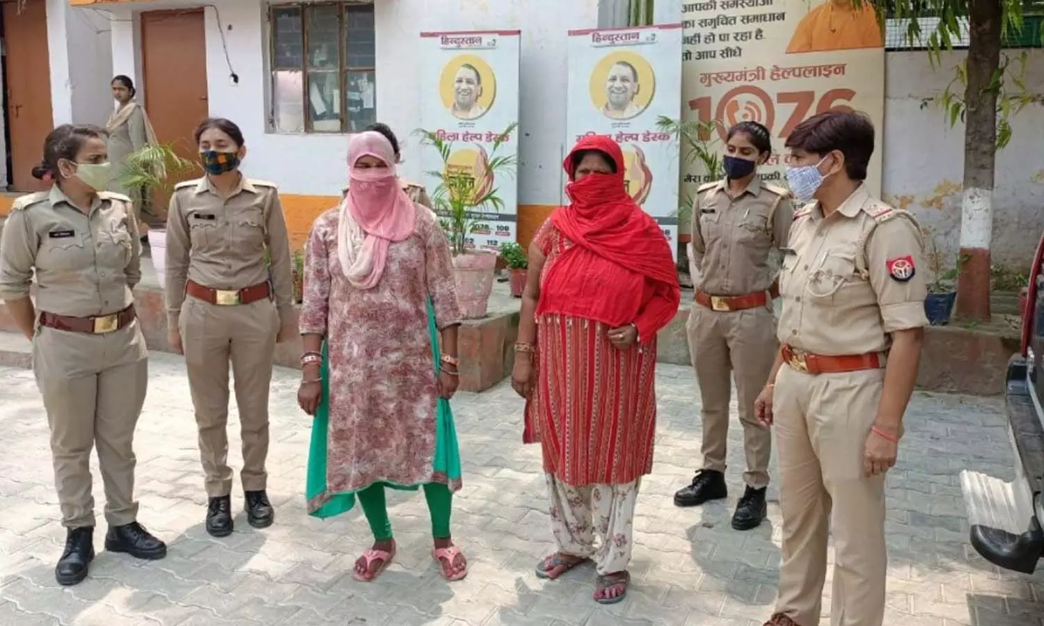 Two women smugglers arrested with 25 lakh smack