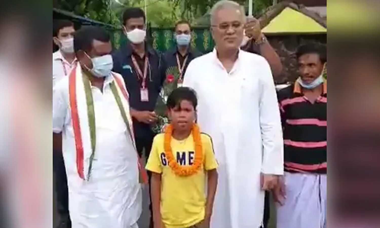 Viral Video| Chhattisgarh Chief Minister Bhupesh Baghel has met a child  singing &#39;Bachpan ka pyar&#39;. | Viral Video: &#39;बचपन का प्यार&#39; गाकर फेमस हुए  बच्चे से मिले CM बघेल, कहा- वाह... |