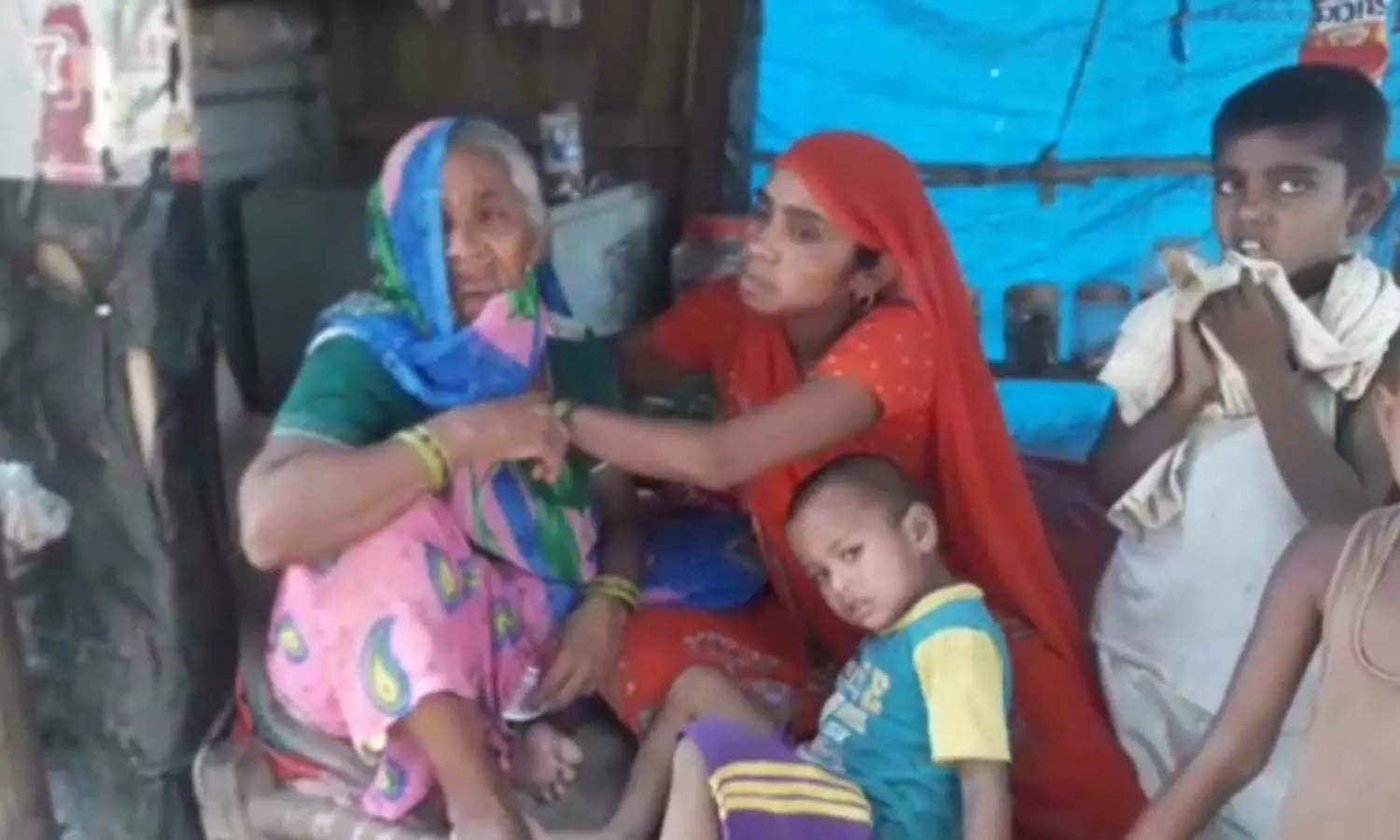 Widow elderly woman could not get the benefit of PM housing scheme, lives under tarpaulin