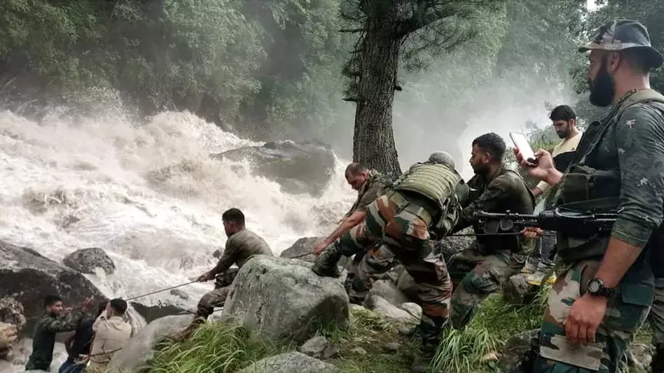 Jammu Kashmir Cloudburst: अमरनाथ गुफा के पास फटा बादल, अब तक कोई हताहत नहीं, SDRF की तीन टीमें तैनात