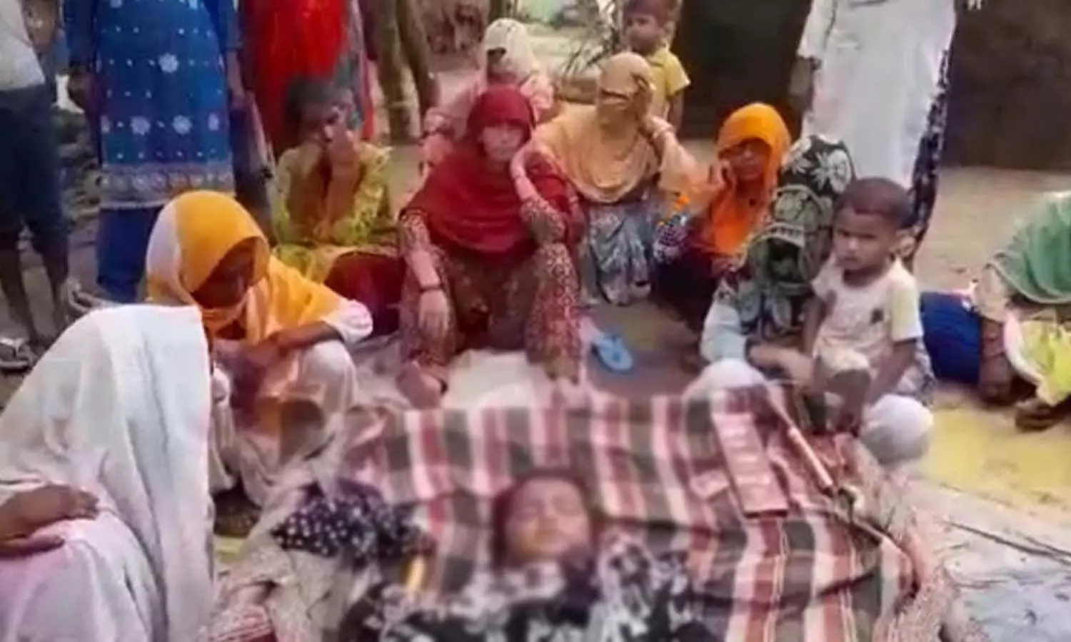 A 4-year-old innocent child, who was sleeping, died after a wall collapsed due to rain in village Jolly Khurd, Arnia police station area of ​​Bulandshahr.