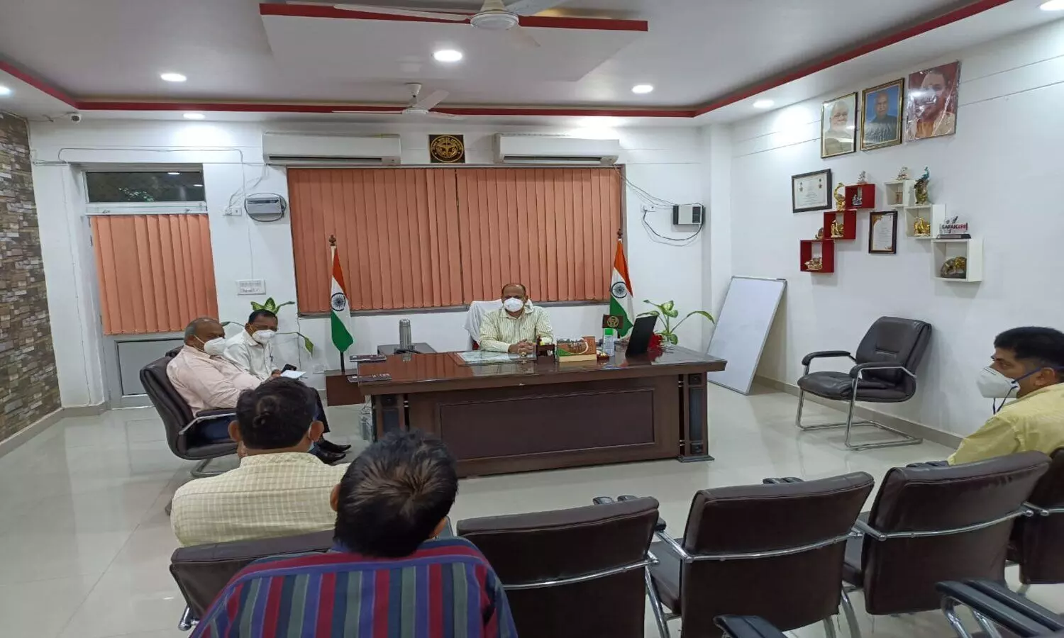 DM Hamirpur Durring meeting with officer