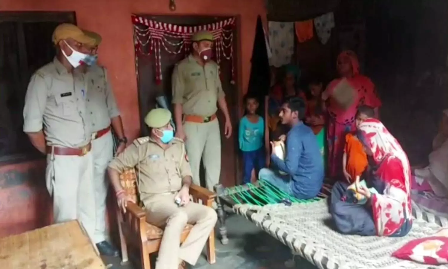 The human face of the police has been seen in Bijnor, UP.