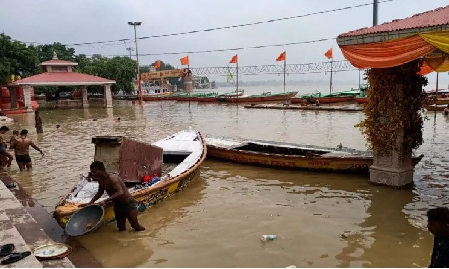 There is a danger of flood in the Ganges, the connection of the Ghats started breaking