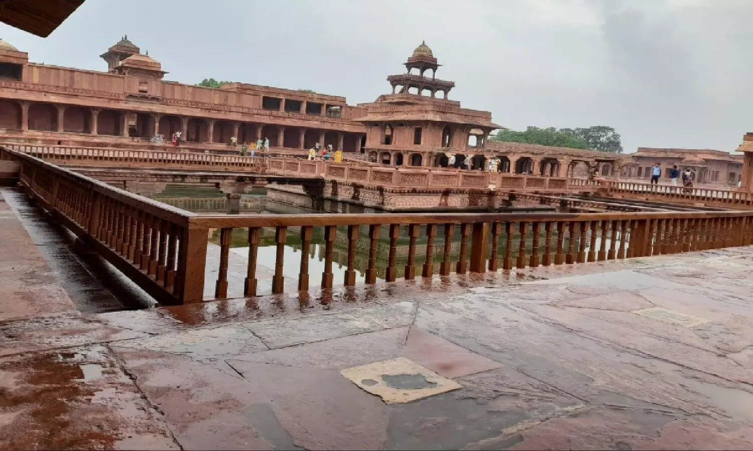The historic building of Agra, Fatehpur Sikri and Buland Darwaza will be protected by tuffed glass.