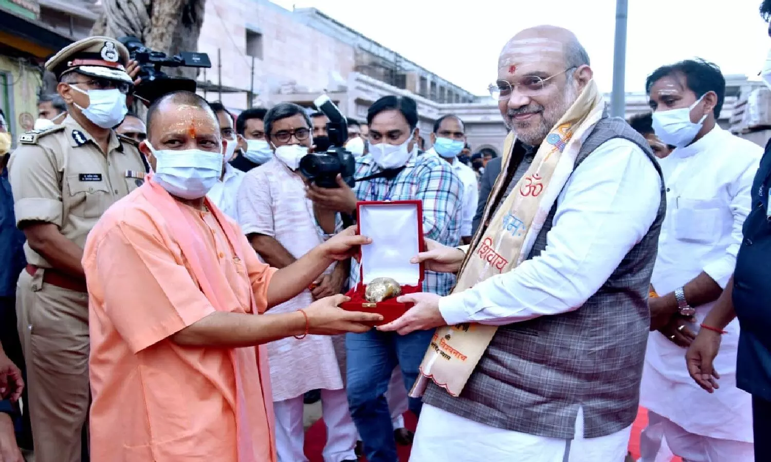 Amit Shah In Varanasi: काशी पहुंचे अमित शाह ने काशी विश्वनाथ मंदिर में टेका मत्था, मिशन यूपी का किया आगाज