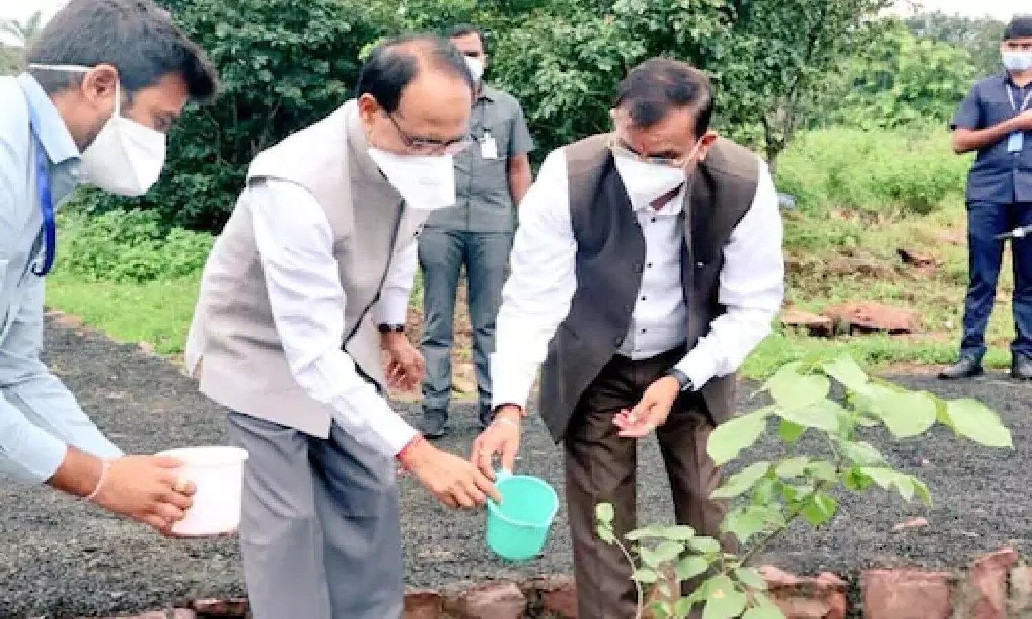 Chief Minister Shivraj Singh Chouhan planted saplings in Smart City Park on Sunday