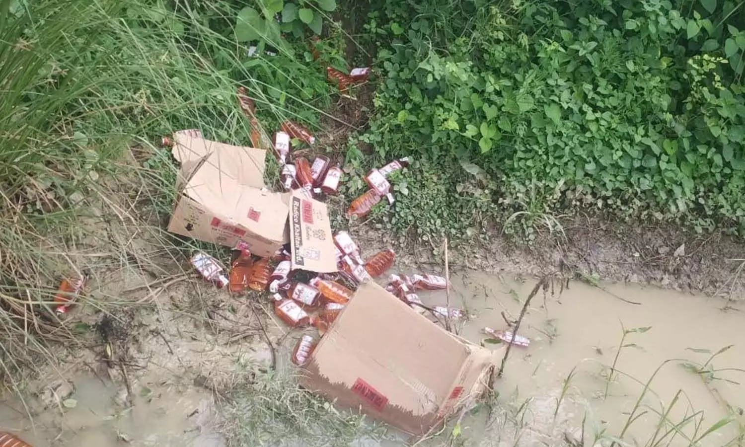 Four sacks of liquor bottles found in Chandrawal village of police station Sarojini Nagar