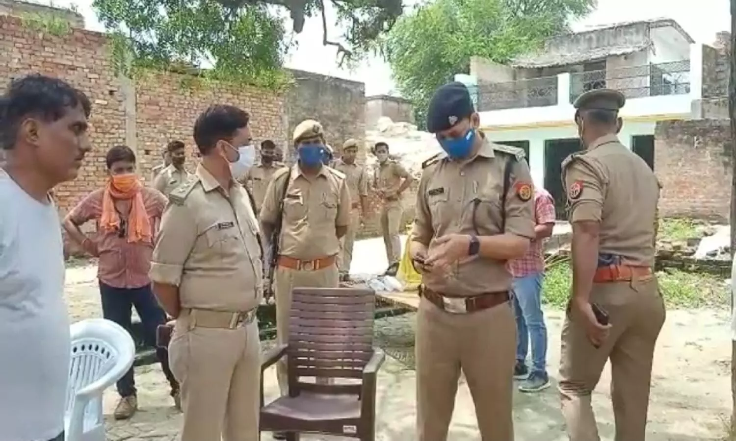 अमेठी जिले में दर्जनों युवकों ने अवैध तमंचे से चलाई गोलियां