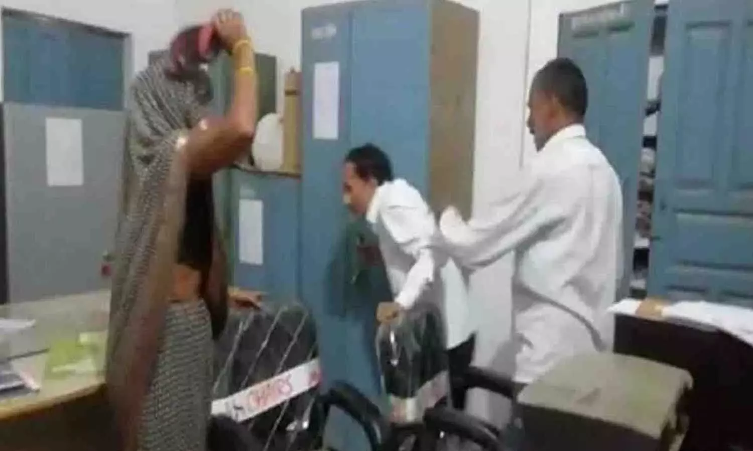 Mahoba Viral Video: महिला ने लेखाकार को चप्पलों से पीटा, रिश्वत मांगने व अभद्रता करने का लगाया आरोप