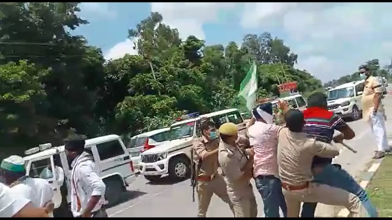 Pilibhit News: Black flag hurled over the convoy of UP Minister swami  prasad maurya | Pilibhit News: यूपी के मंत्री स्वामी प्रसाद मौर्या को  किसानों ने काले झंडे दिखाए | NewsTrack