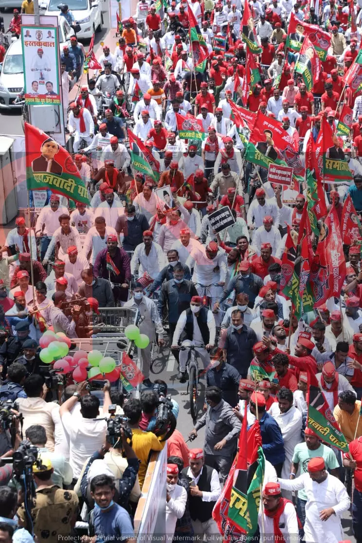 सपा पार्टी के राष्ट्रीय अध्यक्ष अखिलेश यादव ने रैली को हरी झड़ी दिखाई