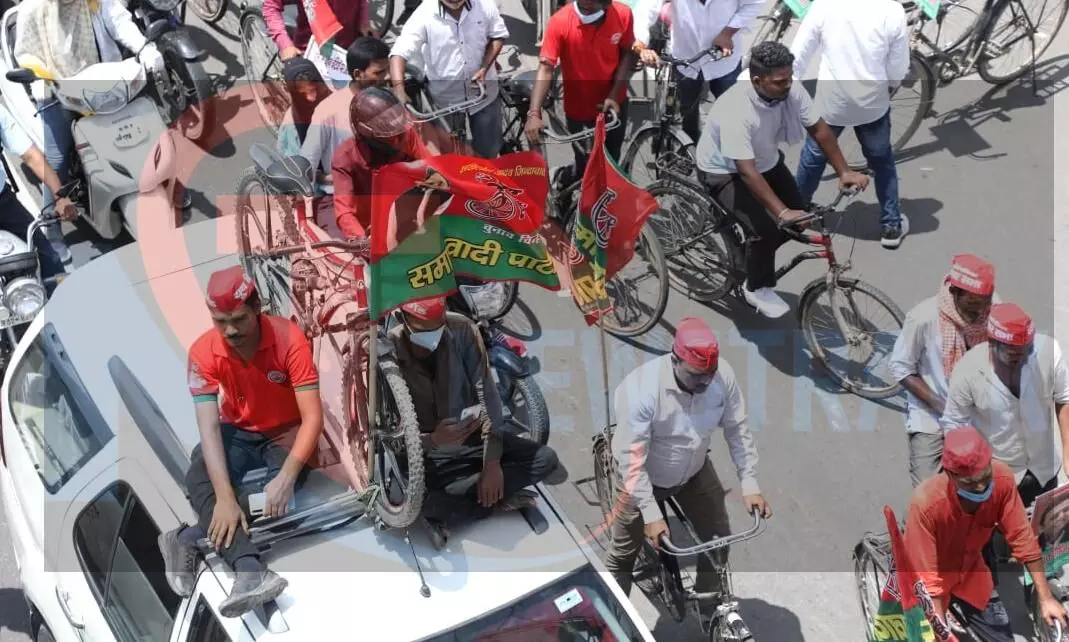 साइकिल यात्रा के दौरान कार्यकर्ताओं ने अपने -अपने साइकिल को गाड़ी पर ले जाते हुए