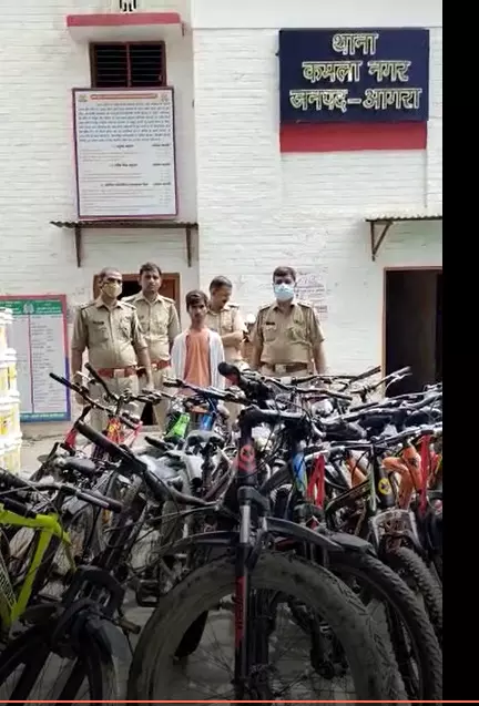 साइकिल चोर के साथ पुलिस