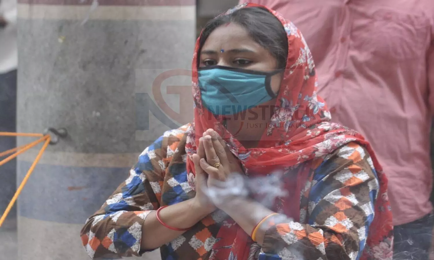 woman praying in Mankameshwar temple