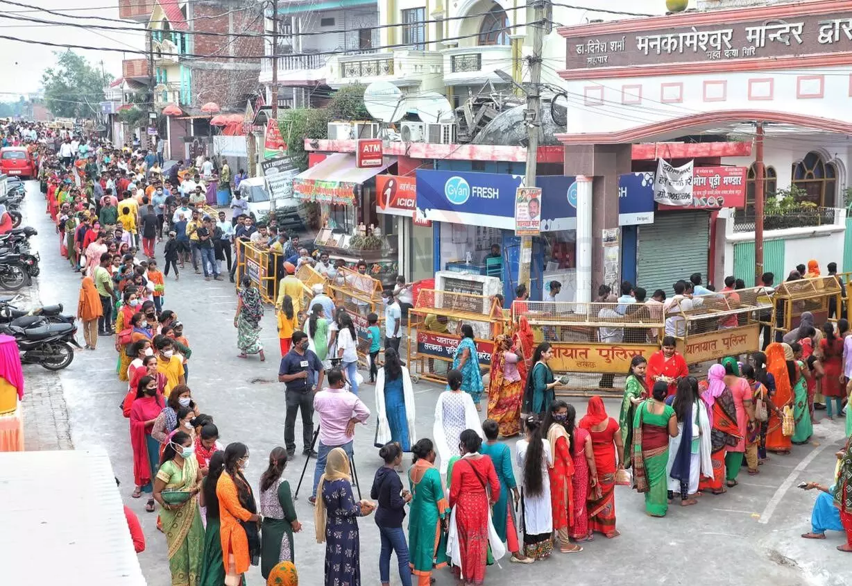 Long line for darshan at Mankameshwar temple