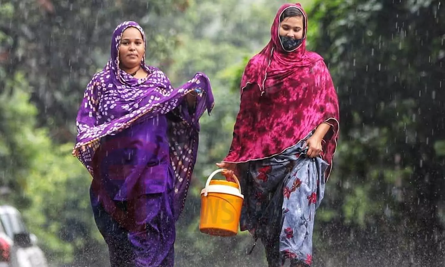 Lucknow Rain: झमाझम बारिश में भीगे लखनऊवासी, उमस से मिली राहत