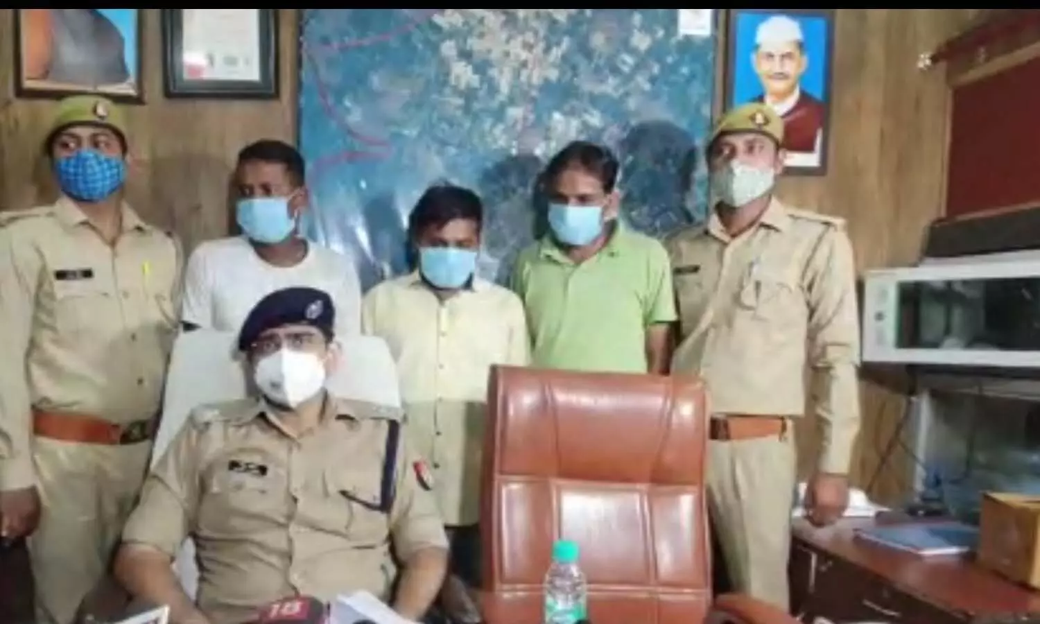 पुलिस द्वारा पकड़े गए आरोपी